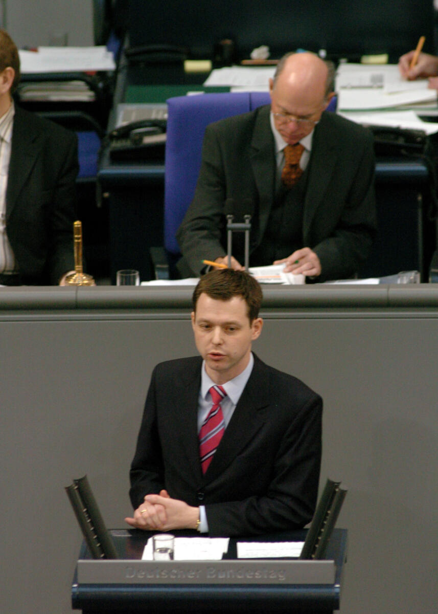 Silberhorn, Thomas; Lammert, Norbert Thomas Silberhorn, MdB, CDU/CSU, Rede, Deutscher Bundestag, 8. Sitzung, TOP 4, Thema: Europäischer Rat in Brüssel/Aussprache. Vorsitz: Bundestagspräsident Dr. Norbert Lammert, CDU/CSU.

Rednerpult.