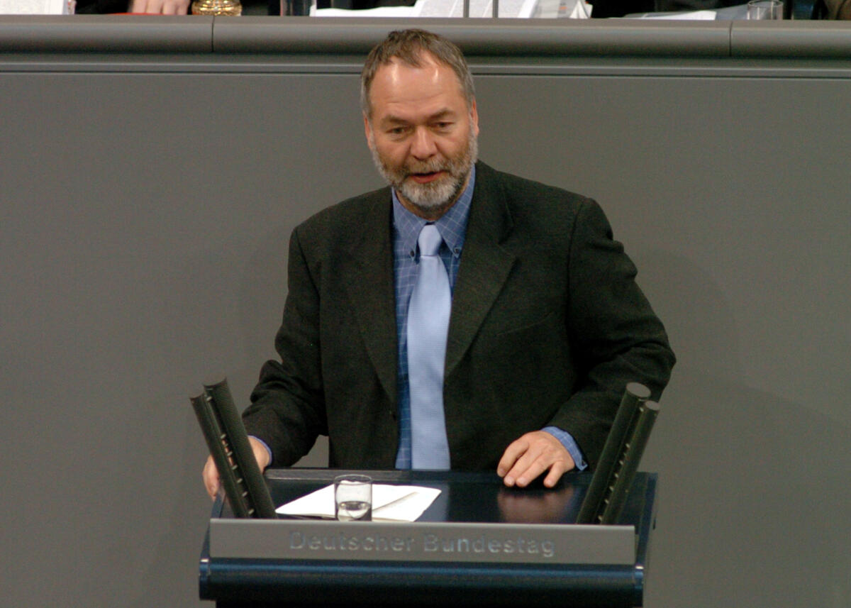 Meckel, Johannes-Markus Markus Meckel, MdB, SPD, Rede, Deutscher Bundestag, 8. Sitzung, TOP 4, Thema: Europäischer Rat in Brüssel/Aussprache.

Rednerpult.