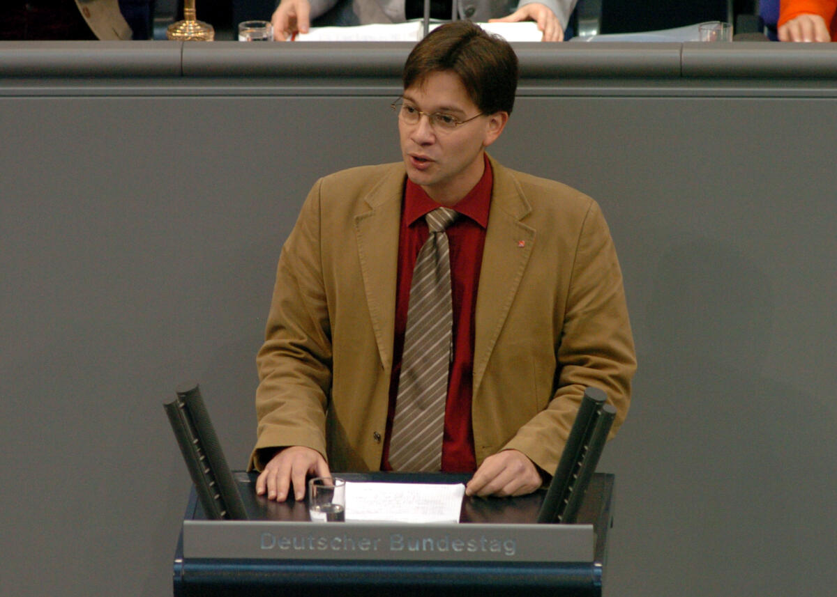 Pronold, Florian Florian Pronold, MdB, SPD, Rede, Deutscher Bundestag, 8. Sitzung, TOP 5, Thema: Steuerstundungsmodelle/Eigenheimzulage.

Rednerpult.
