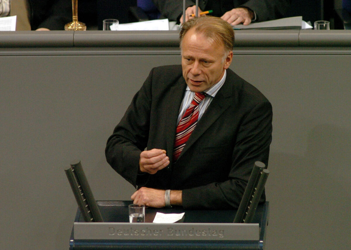 Trittin, Jürgen Jürgen Trittin, MdB, Bündnis 90/Die Grünen, Rede, Deutscher Bundestag, 8. Sitzung, TOP 4, Thema: Europäischer Rat in Brüssel/Aussprache.

Rednerpult.