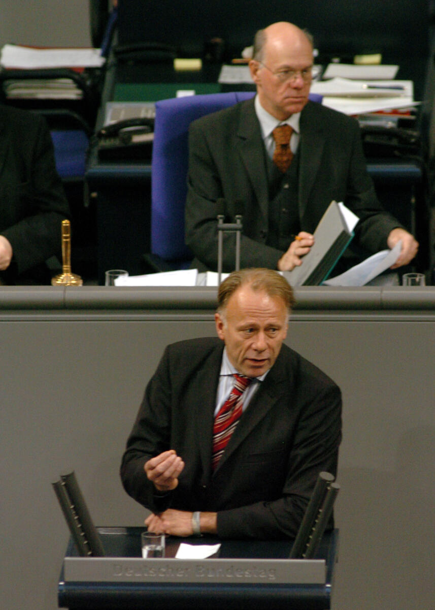 Trittin, Jürgen; Lammert, Norbert Jürgen Trittin, MdB, Bündnis 90/Die Grünen, Rede, Deutscher Bundestag, 8. Sitzung, TOP 4, Thema: Europäischer Rat in Brüssel/Aussprache. Vorsitz: Bundestagspräsident Dr. Norbert Lammert, CDU/CSU.

Rednerpult.