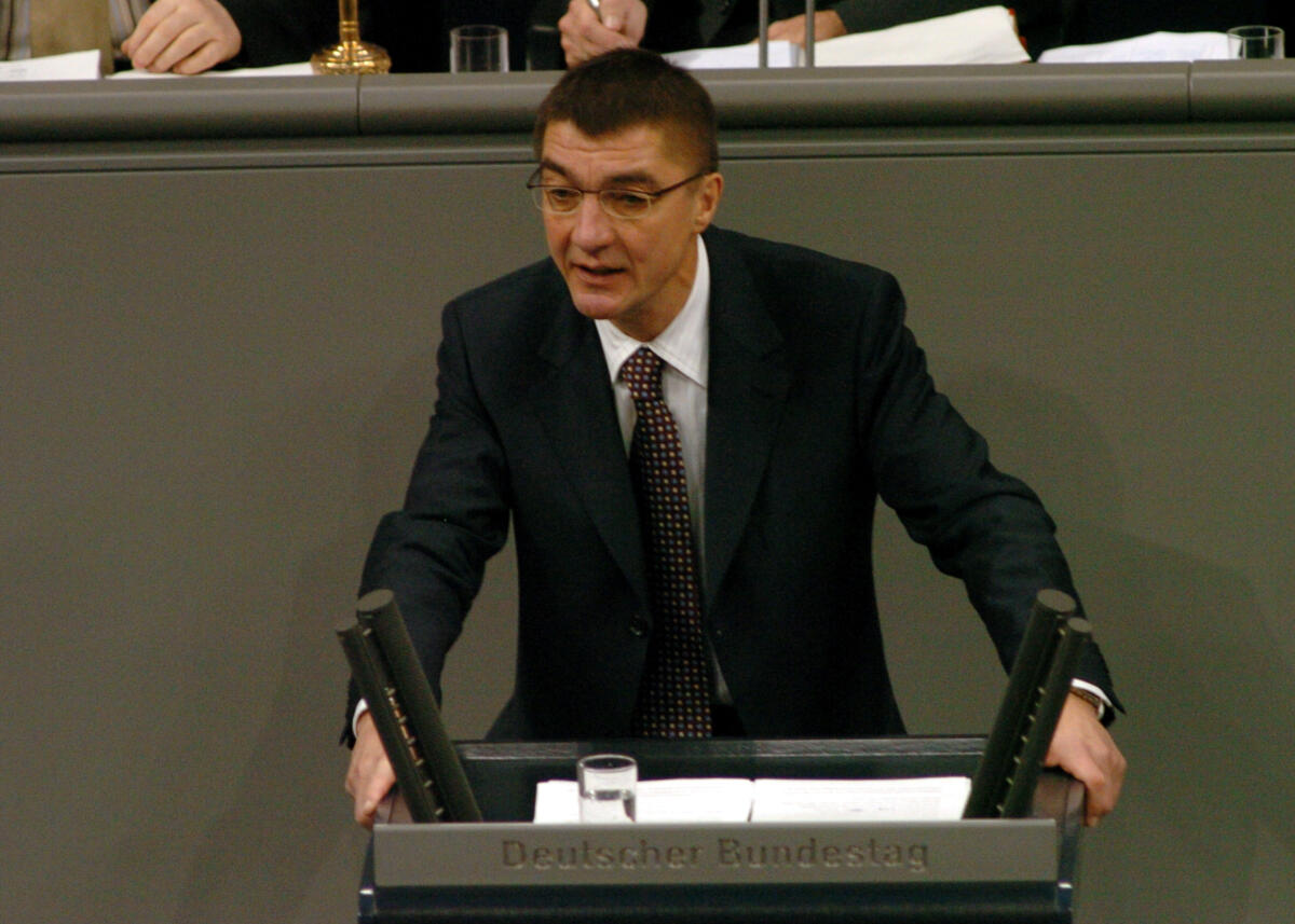 Schockenhoff, Andreas Dr. Andreas Schockenhoff, MdB, CDU/CSU, Rede, Deutscher Bundestag, 8. Sitzung, TOP 4, Thema: Europäischer Rat in Brüssel/Aussprache.

Rednerpult.