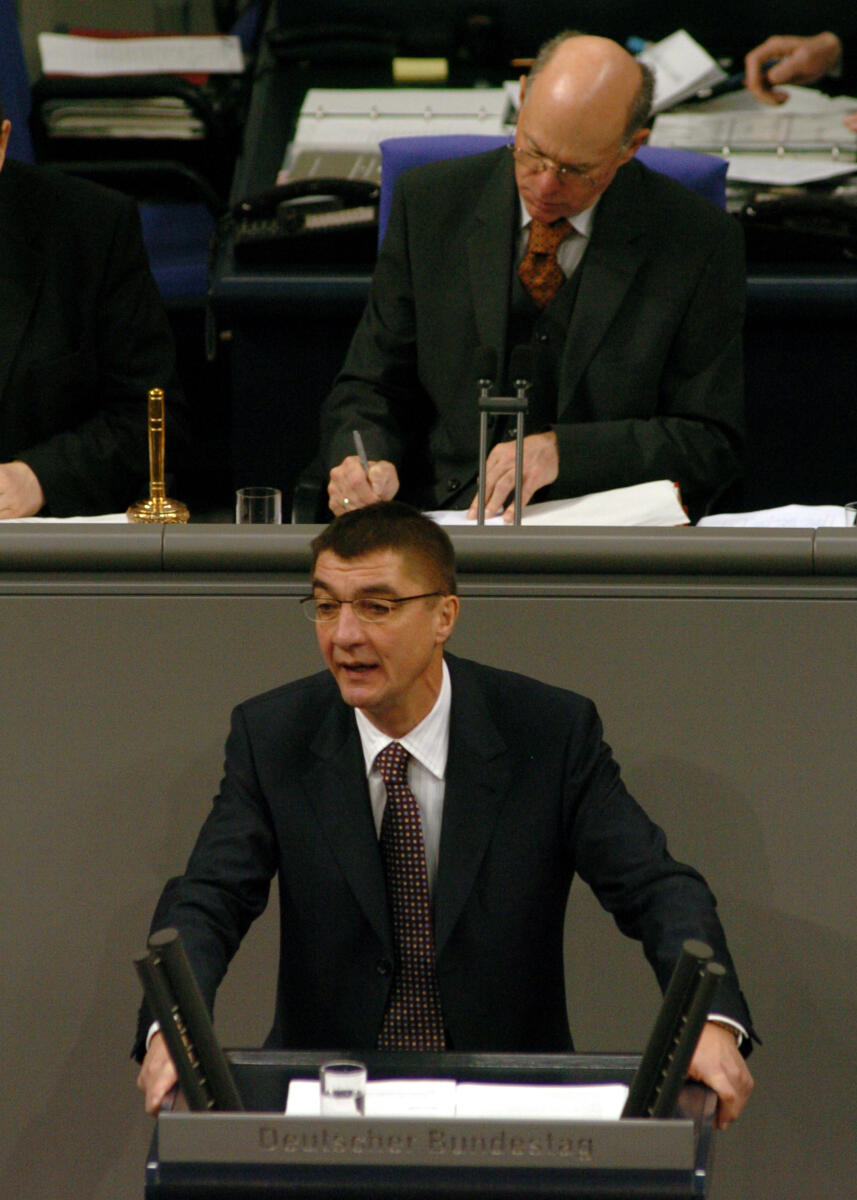 Schockenhoff, Andreas; Lammert, Norbert Dr. Andreas Schockenhoff, MdB, CDU/CSU, Rede, Deutscher Bundestag, 8. Sitzung, TOP 4, Thema: Europäischer Rat in Brüssel/Aussprache. Vorsitz: Bundestagspräsident Dr. Norbert Lammert, CDU/CSU.

Rednerpult.