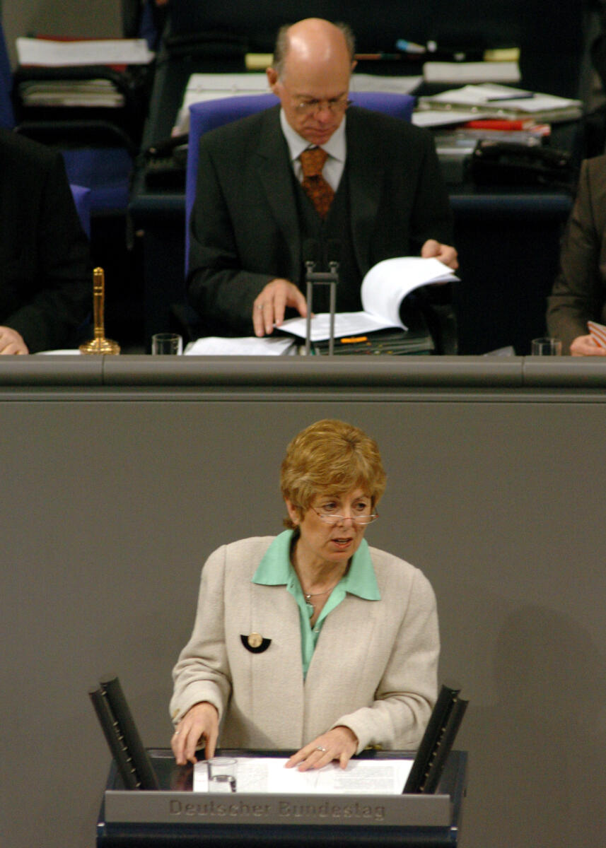 Schwall-Düren, Angelica; Lammert, Norbert Dr. Angelica Schwall-Düren, MdB, SPD, Rede, Deutscher Bundestag, 8. Sitzung, TOP 4, Thema: Europäischer Rat in Brüssel/AusspracheVorsitz: Bundestagspräsident Dr. Norbert Lammert, CDU/CSU.

Rednerpult.