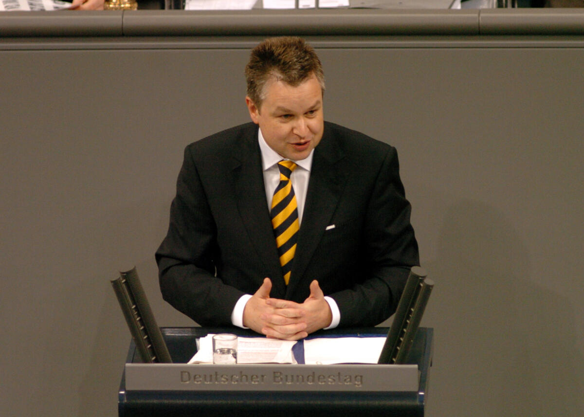 Link, Michael Michael Link, MdB, FDP, Rede, Deutscher Bundestag, 8. Sitzung, TOP 4, Thema: Europäischer Rat in Brüssel/Aussprache.

Rednerpult.