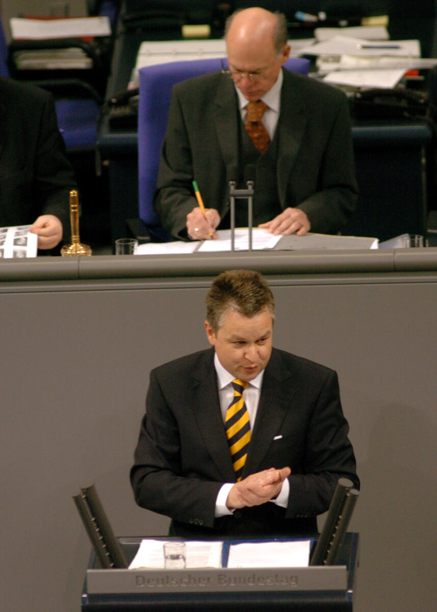 Link, Michael; Lammert, Norbert Michael Link, MdB, FDP, Rede, Deutscher Bundestag, 8. Sitzung, TOP 4, Thema: Europäischer Rat in Brüssel/Aussprache. Vorsitz: Bundestagspräsident Dr. Norbert Lammert, CDU/CSU.

Rednerpult.
