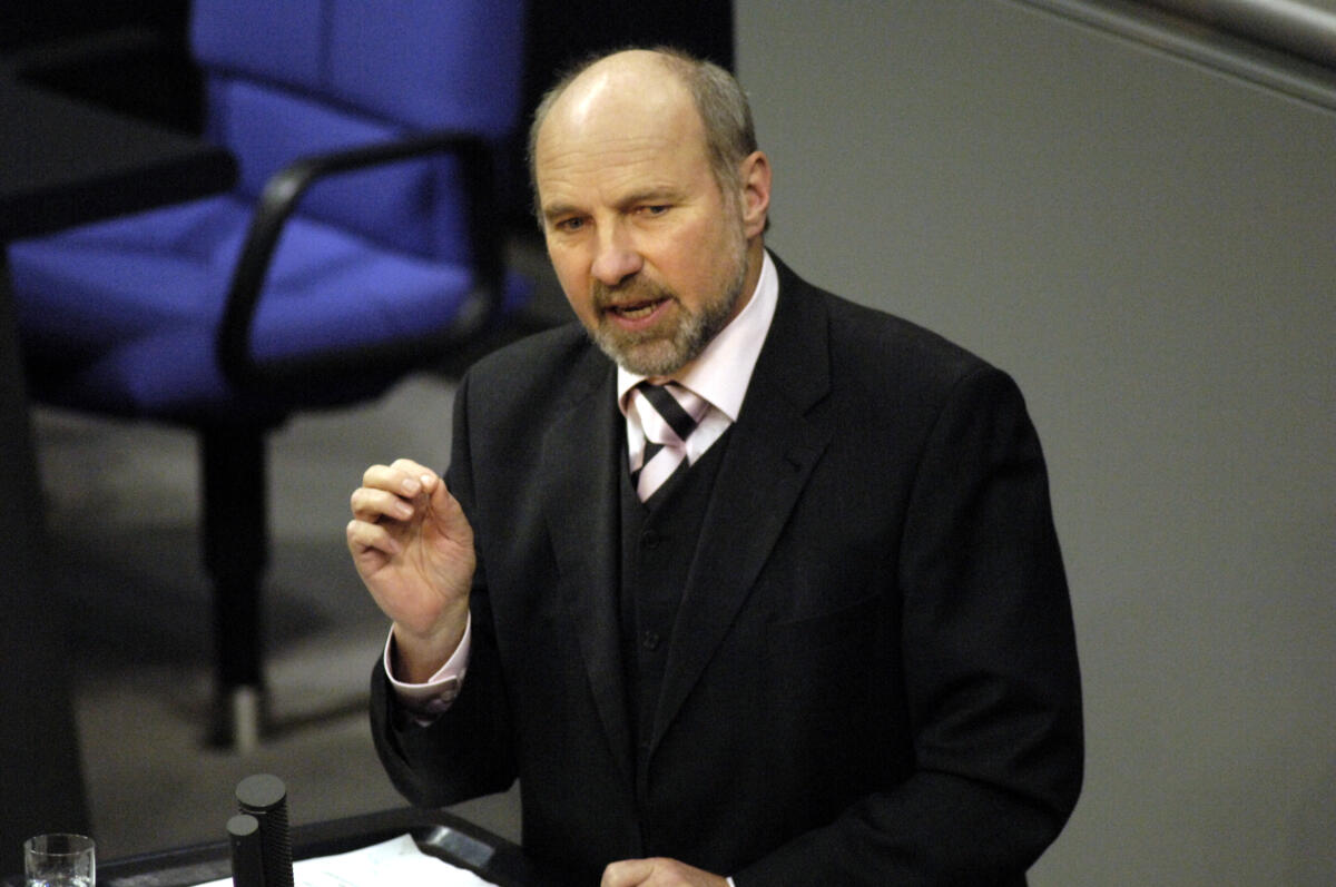 Arnold, Rainer Der Deutsche Bundestag stimmt über den weiteren Einsatz deutscher Soldaten im Kampf gegen den Terrorismus ab.; Rainer Arnold, SPD, bei seiner Rede, Geste, Gestik; Abgeordnete, MdB