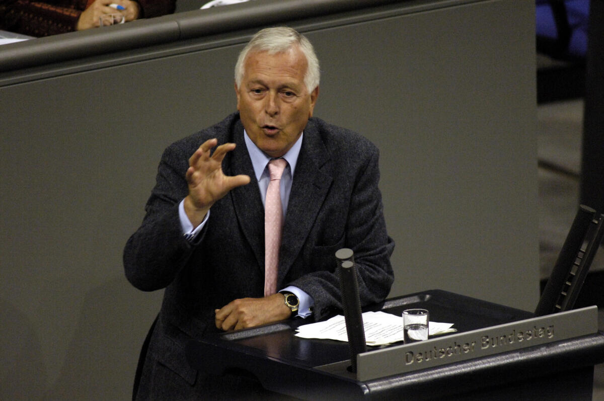 Schmidbauer, Bernd Der Deutsche Bundestag stimmt über den weitern Einsatz deutscher Soldaten im Kampf gegen denn Terrorismus ab.; Bernd Schmidbauer, CDU/CSU, bei seiner Rede.; Abgeordneter, MdB, CDU/CSU-Fraktion