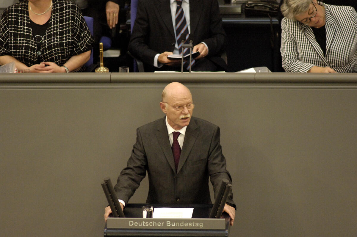 Struck, Peter Der Deutsche Bundestag stimmt überden weitern Einsatz deutscher Soldaten im Kampf gegen denn Terrorismus ab.; Dr. Peter Struck, SPD,  Bundesminister der Verteidigung, bei seiner Rede.; Abgeordneter, MdB