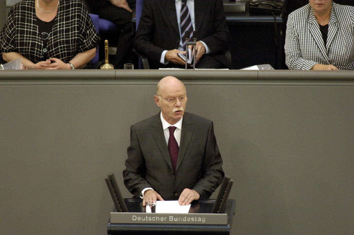 Struck, Peter Der Deutsche Bundestag stimmt überden weitern Einsatz deutscher Soldaten im Kampf gegen denn Terrorismus ab.; Dr. Peter Struck, SPD,  Bundesminister der Verteidigung, bei seiner Rede.; Abgeordneter, MdB