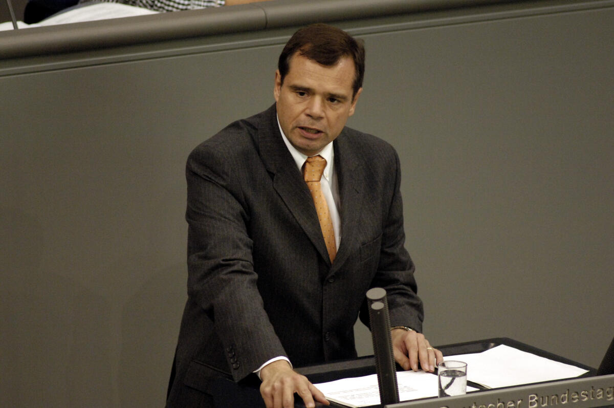 Pflüger, Friedbert Der Deutsche Bundestag stimmt über den weitern Einsatz deutscher Soldaten im Kampf gegen denn Terrorismus ab.; Dr. Friedbert Pflüger, CDU/CSU, bei seiner Rede.; Abgeordneter, MdB, CDU/CSU-Fraktion