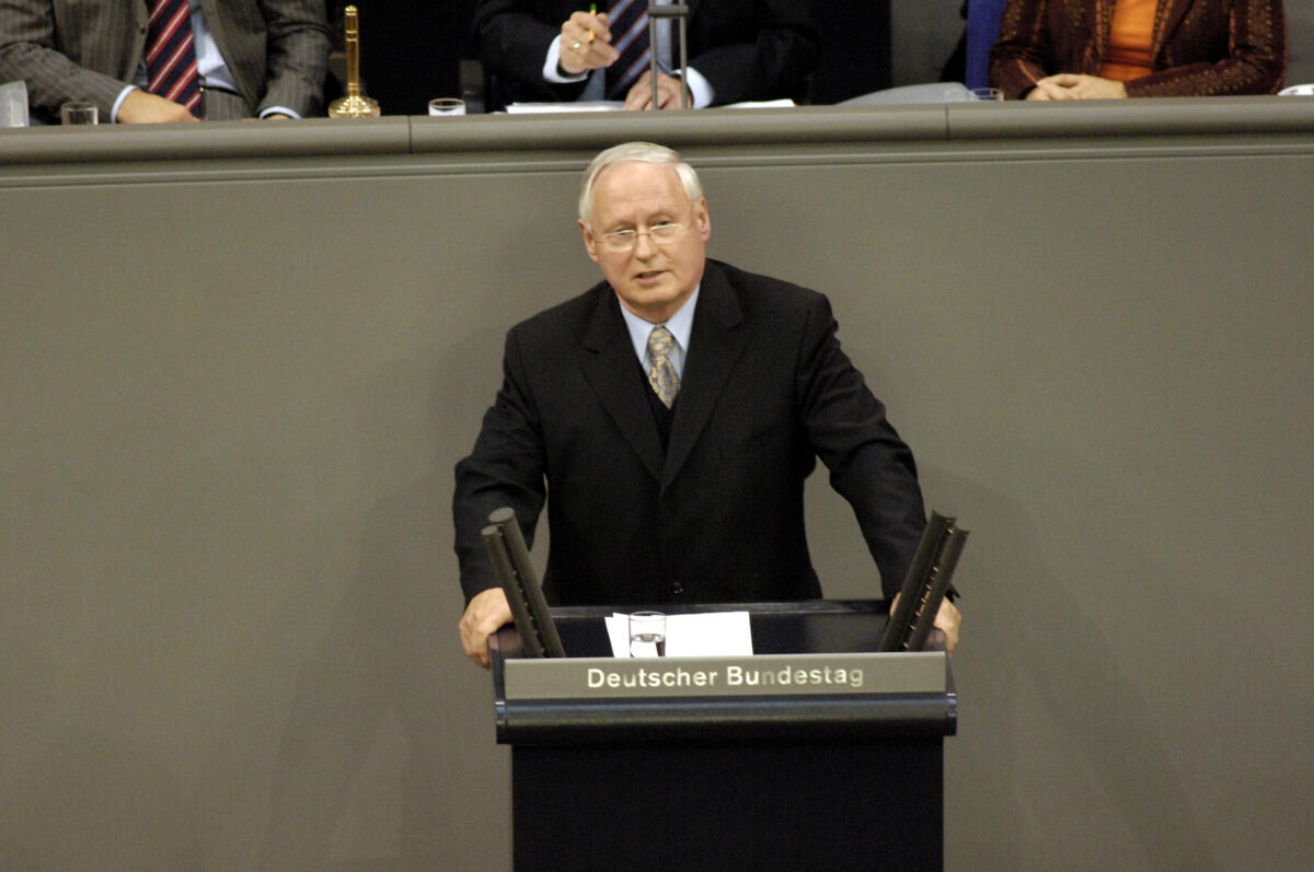 Lammert, Norbert; Lafontaine, Oskar Der Deutsche Bundestag stimmt über den weitern Einsatz deutscher Soldaten im Kampf gegen denn Terrorismus ab.; Oskar Lafontaine, DIE LINKE., Fraktionsvorsitzender, bei seiner Rede.; Abgeordneter, MdB, Rednerpult