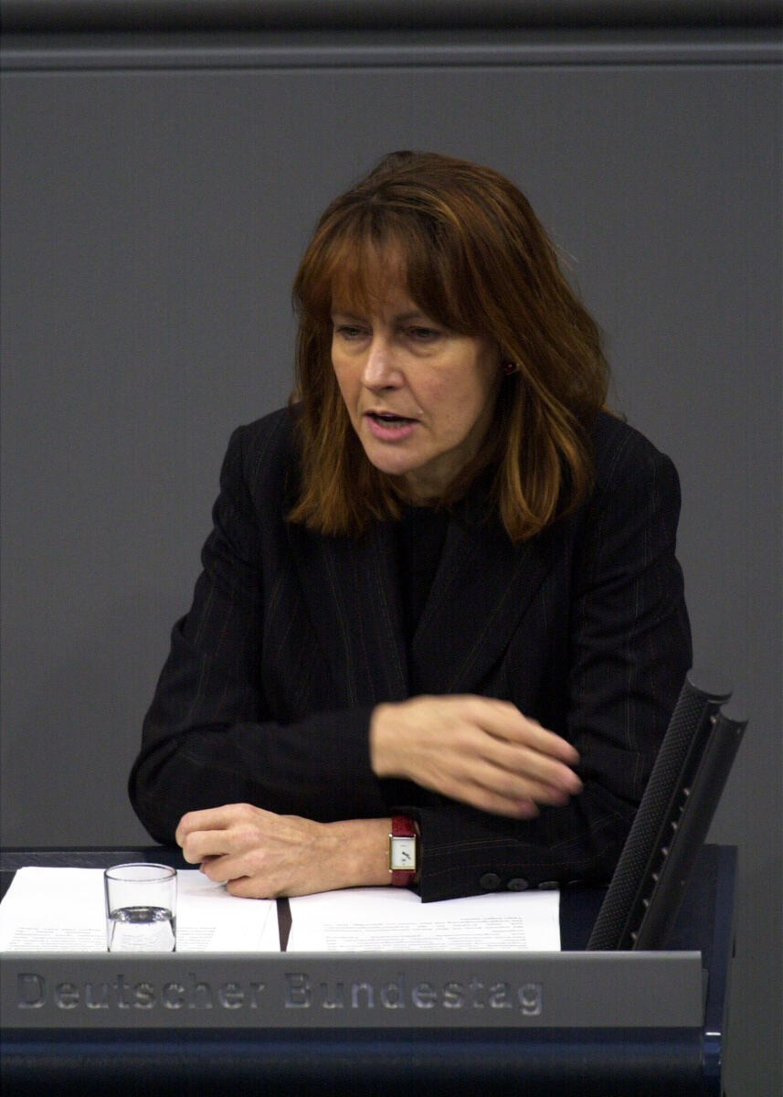 Edelgard Bulmahn, SPD, Bundesbildungsministerin, MdB, Rede im Deutschen Bundestag.; Plenum, Rednerpult, 151. Sitzung, TOP 3, Thema: Forschungs- und Technologiepolitik, Bildungsministerin, Ministerin, Bundesministerin für Bildung und Forschung Bulmahn, Edelgard Edelgard Bulmahn, SPD, Bundesbildungsministerin, MdB, Rede im Deutschen Bundestag.; Plenum, Rednerpult, 151. Sitzung, TOP 3, Thema: Forschungs- und Technologiepolitik, Bildungsministerin, Ministerin, Bundesministerin für Bildung und Forschung