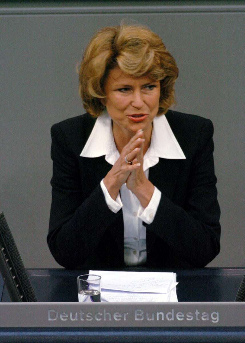 Wöhrl, Dagmar G. Dagmar G. Wöhrl, CDU/CSU, MdB, Rede im Deutschen Bundestag.; Plenum, Rednerpult, 154. Sitzung, TOP 3, Thema: Jahreswirtschaftsbericht 2005