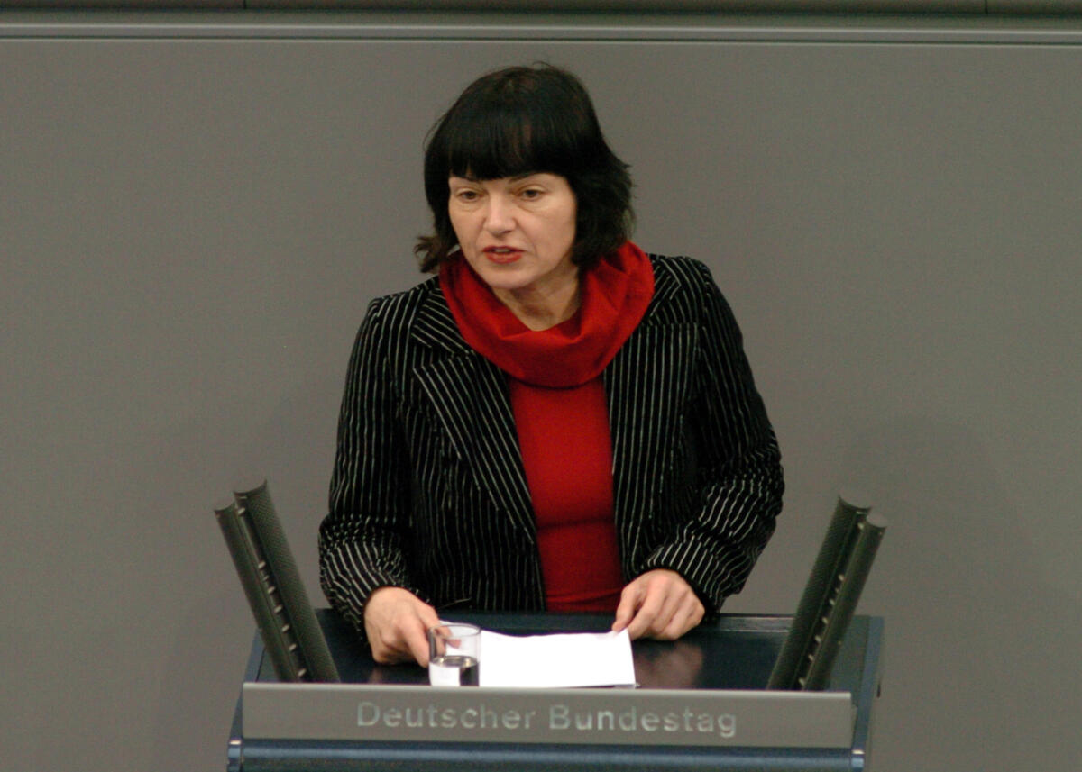 Arndt-Brauer, Ingrid Ingrid Arndt-Brauer, MdB, SPD, Rede, Deutscher Bundestag, 8. Sitzung, TOP 5, Thema: Steuerstundungsmodelle/Eigenheimzulage.; Rednerpult.