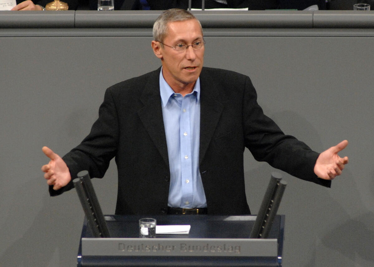 Roland Claus, DIE LINKE., Bundestagsabgeordneter, Abgeordneter, Mitglied des Deutschen Bundestages, MdB, Rede, Deutscher Bundestag, 130. Sitzung, Epl 17, Haushalt, Thema: Familie.; Rednerpult. Claus, Roland Roland Claus, DIE LINKE., Bundestagsabgeordneter, Abgeordneter, Mitglied des Deutschen Bundestages, MdB, Rede, Deutscher Bundestag, 130. Sitzung, Epl 17, Haushalt, Thema: Familie.; Rednerpult.