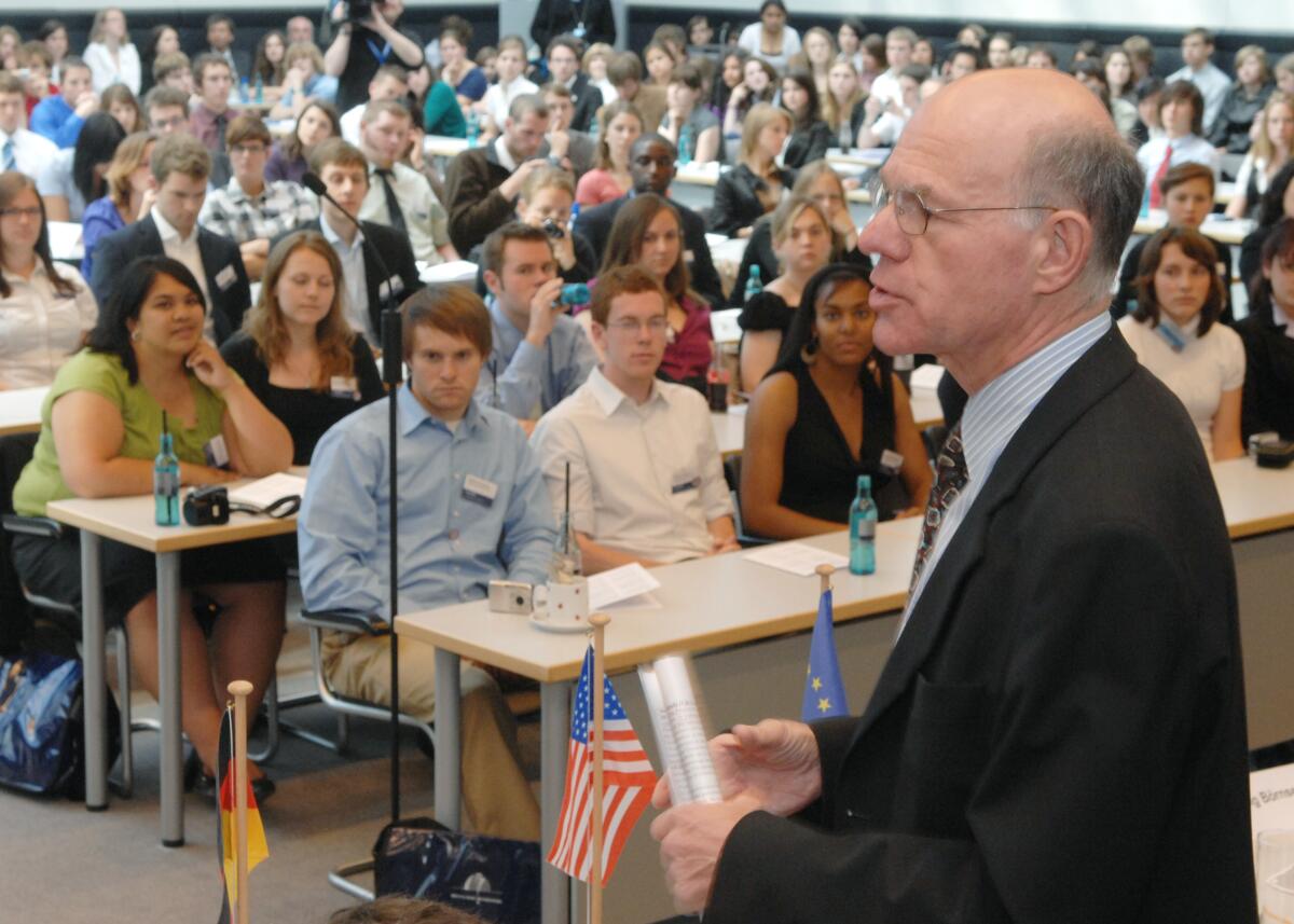 Lammert, Norbert In diesen Tagen beenden die 350 amerikanischen Stipendiaten des 25. Jahrgangs des Parlamentarischen Patenschafts-Programms (PPP) ihren einjährigen Aufenthalt in der Bundesrepublik Deutschland. Aus diesem Anlass begrüßt der Bundestagspräsident Prof. Dr. Norbert Lammert, (vorne im Bild), CDU/CSU, die Teilnehmer.