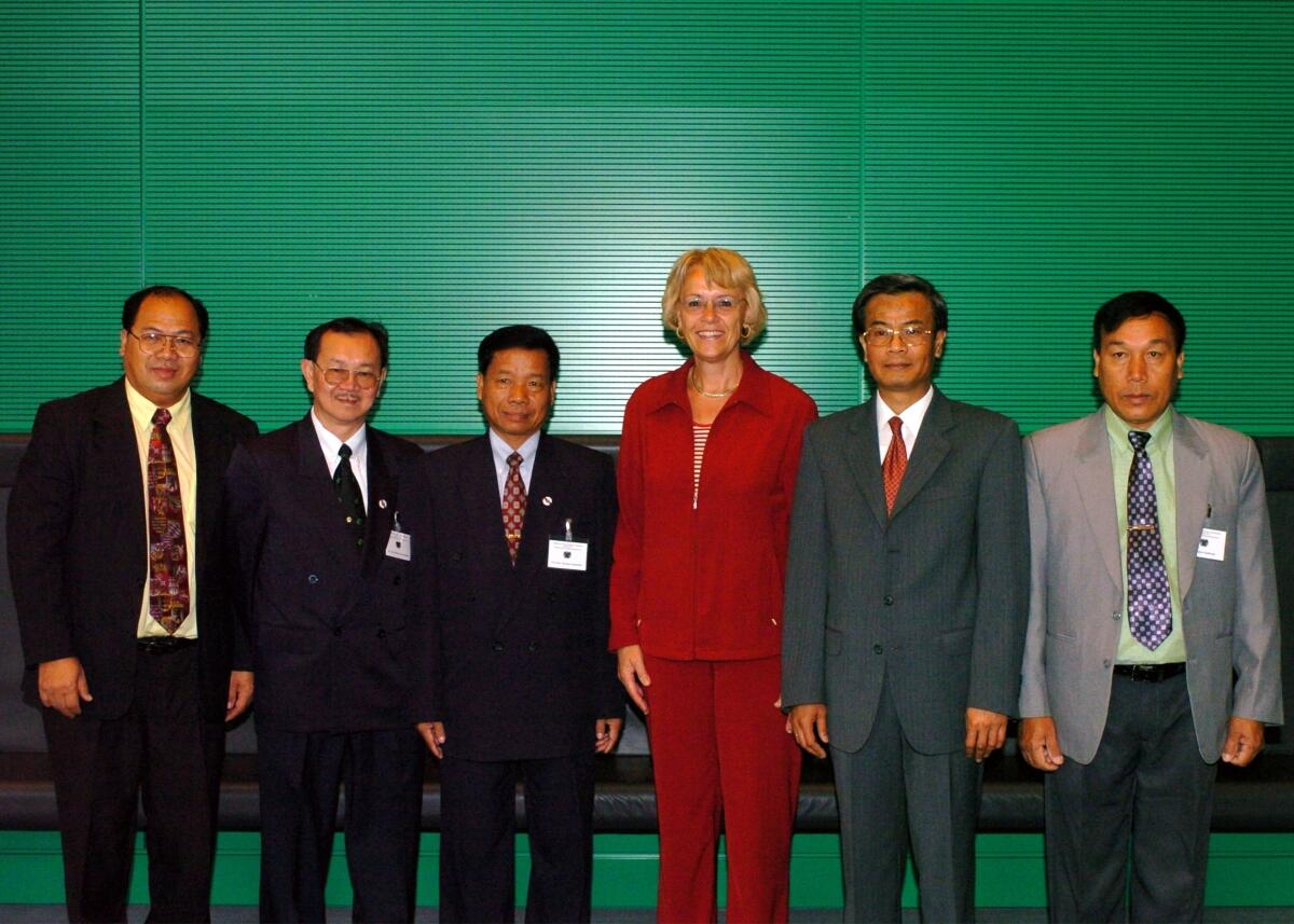 Kastner, Susanne; Pangnasith, Thongsa Bundestagsvizepräsidentin Dr. h. c. Susanne Kastner, SPD, empfängt den Vorsitzenden des Ständigen Ausschusses des Laotischen Parlamentes, Thongsa Pangnasith, dritter von links, und eine Delegation
