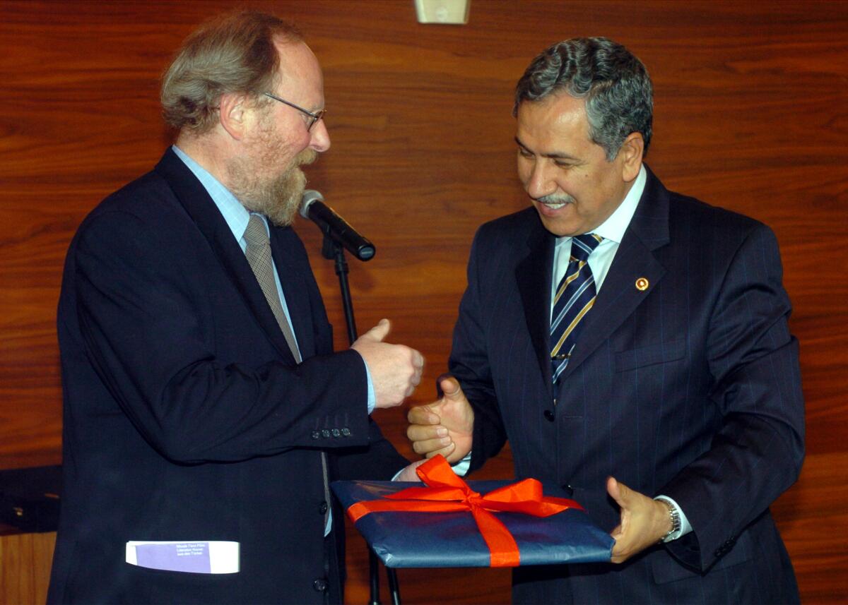 Bundestagspräsident Wolfgang Thierse, SPD,und der Parlamentspräsident der Grossen Nationalversammlung der Türkei, Bülent Arinc, bei einem gemeinsamen Mittagessen im Kaisersaal. Anschliessend werden Geschenke ausgetauscht. Arinc, Bülent; Thierse, Wolfgang Bundestagspräsident Wolfgang Thierse, SPD,und der Parlamentspräsident der Grossen Nationalversammlung der Türkei, Bülent Arinc, bei einem gemeinsamen Mittagessen im Kaisersaal. Anschliessend werden Geschenke ausgetauscht.
