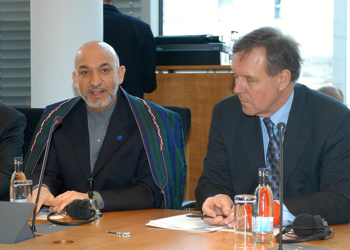 Der Vorsitzende des Auswärtigen Ausschusses Volker Rühe, CDU/CSU, empfängt den Staatspräsidenten von Afghanistan Hamid Karzai.; Empfang Rühe, Volker; Karsai, Hamid Der Vorsitzende des Auswärtigen Ausschusses Volker Rühe, CDU/CSU, empfängt den Staatspräsidenten von Afghanistan Hamid Karzai.; Empfang