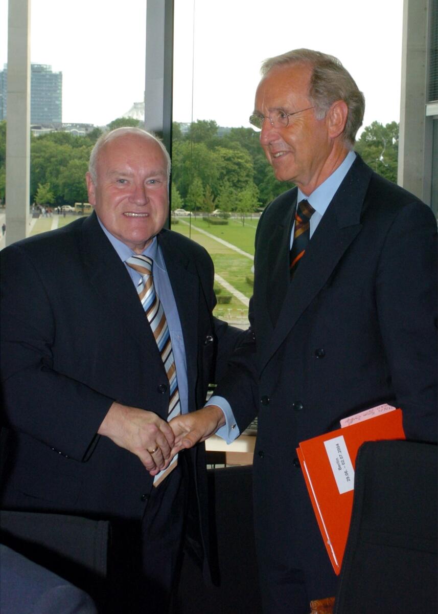 Boege, Ulf; Hinsken, Ernst Der Ausschussvorsitzende des Ausschusses des Deutschen Bundestages für Tourismus, Ernst Hinsken, CDU/CSU, begrüßt Ulf Boege, den Präsidenten des Bundeskartellamtes