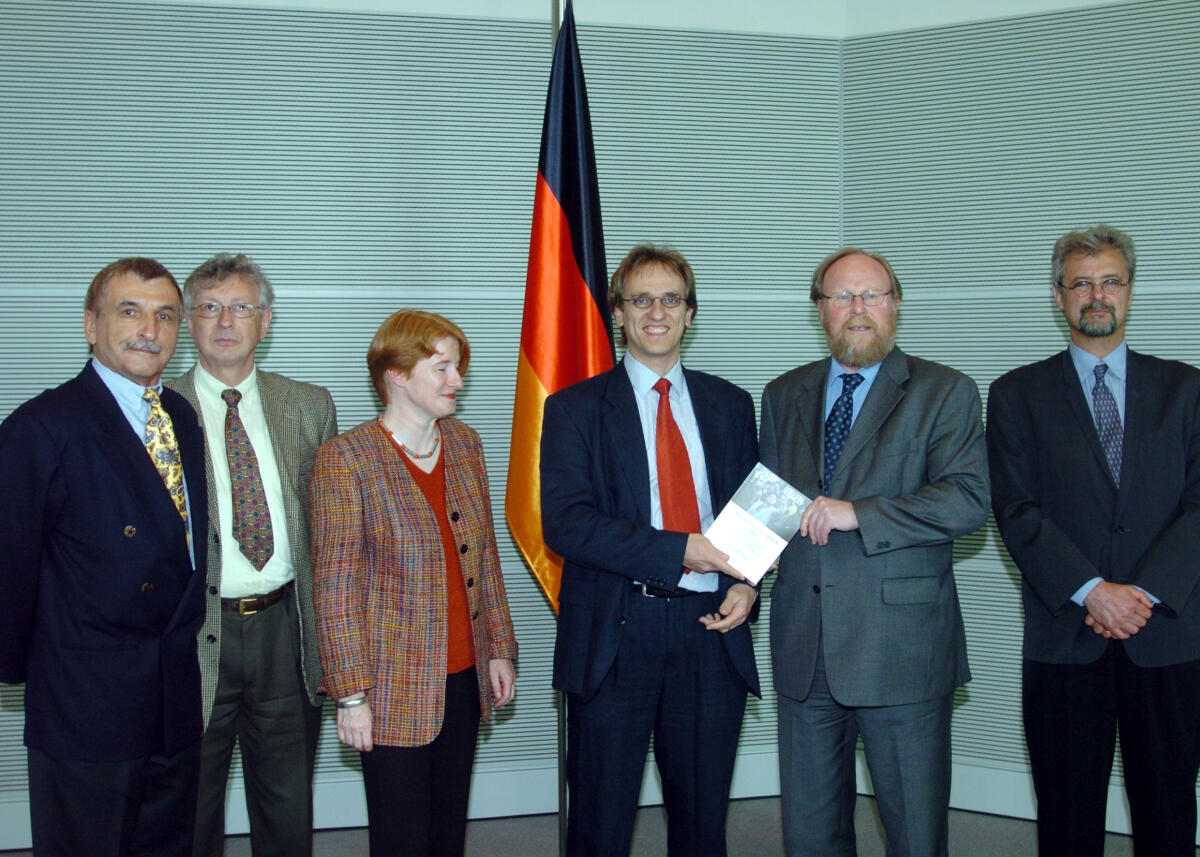Thierse, Wolfgang Vertreter von Instituten für Friedenforschung in Deutschland übergeben Bundestagspräsident Wolfgang Thierse, SPD, 2. v.r., das diesjährige Friedensgutachten, Gutachten, Frieden, Forschung