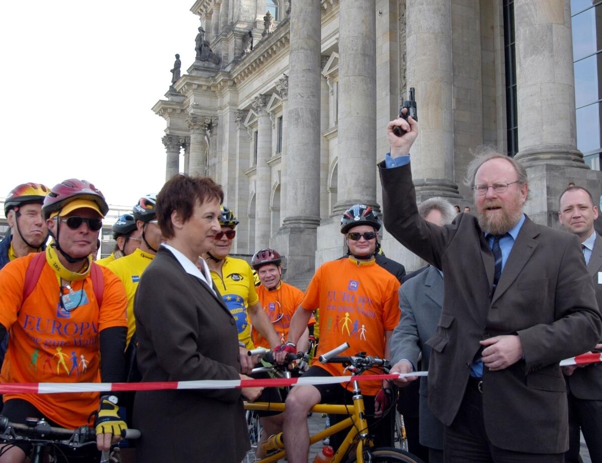 Bundestagspräsident Wolfgang Thierse, SPD, (rechts), gibt des Startschuss zur "Euro-Tandem-Tour 2004" des Vadonai@adonai.czreins "Pro Retina", am Westportal des Reichstagsgebäude. Mit dabei: Bundesministerin der Justiz, Brigitte Zypries, (3. v.l.).; Bundesjustizministerin, Justitzministerin, Pistole, Start, Präsident Thierse, Wolfgang; Zypries, Brigitte Bundestagspräsident Wolfgang Thierse, SPD, (rechts), gibt des Startschuss zur "Euro-Tandem-Tour 2004" des Vadonai@adonai.czreins "Pro Retina", am Westportal des Reichstagsgebäude. Mit dabei: Bundesministerin der Justiz, Brigitte Zypries, (3. v.l.).; Bundesjustizministerin, Justitzministerin, Pistole, Start, Präsident
