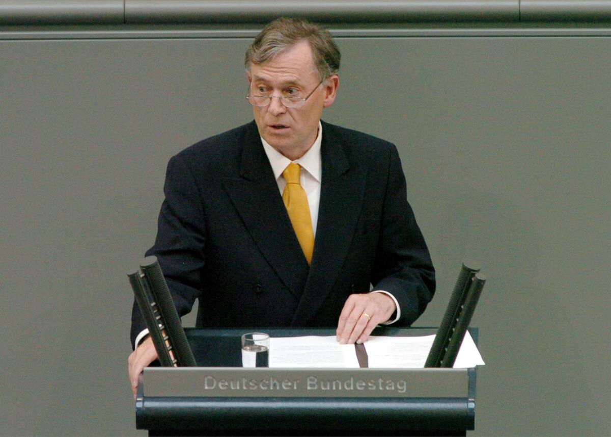 Bundesversammlung zur Wahl des Bundespräsidenten am 23.05.2004 im Reichstagsgebäude. Der neu gewählte Bundespräsident Horst Köhler hält eine kurze Ansprache nach seiner Wahl.; Rede, redend, Redner Köhler, Horst Bundesversammlung zur Wahl des Bundespräsidenten am 23.05.2004 im Reichstagsgebäude. Der neu gewählte Bundespräsident Horst Köhler hält eine kurze Ansprache nach seiner Wahl.; Rede, redend, Redner