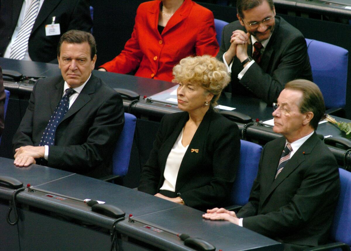 Müntefering, Franz; Schwan, Gesine; Schröder, Gerhard Bundesversammlung zur Wahl des Bundespräsidenten am 23.05.2004 im Reichstagsgebäude. Hier die Kandidatin der SPD, Gesine Schwan, mitte,  mit Bundeskanzler Gerhard Schröder, SPD, links, und dem SPD Parteivorsitzenden Franz Müntefering, rechts.