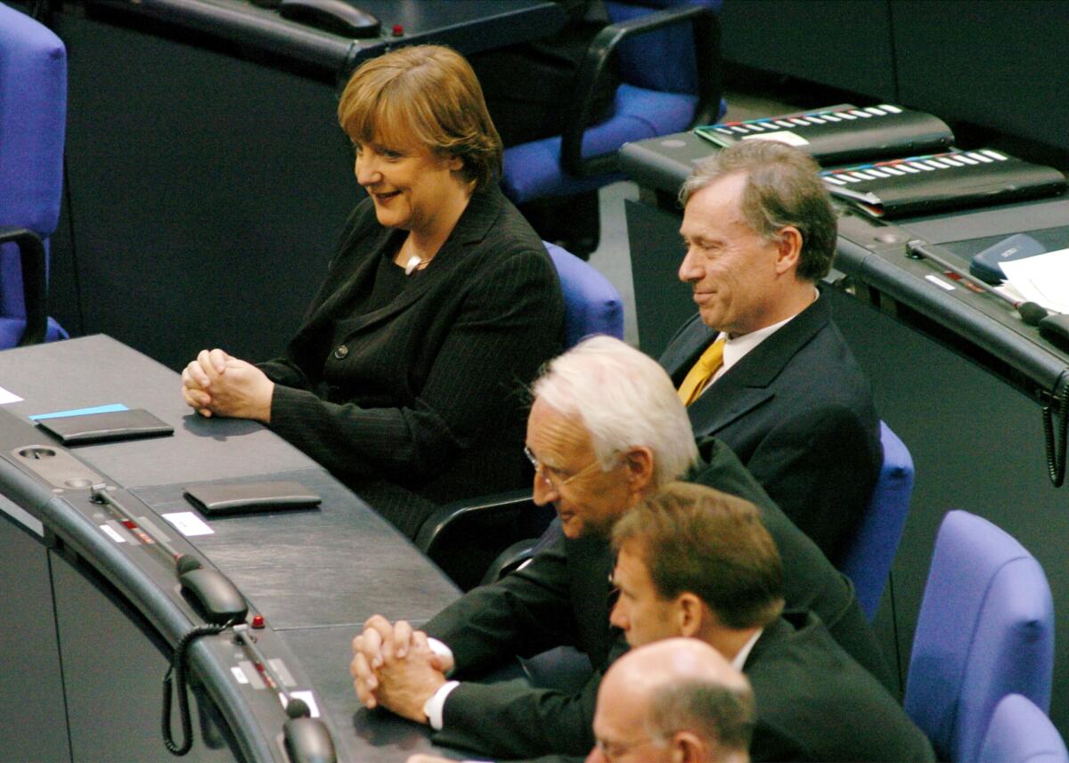 Köhler, Horst; Stoiber, Edmund; Merkel, Angela Bundesversammlung zur Wahl des Bundespräsidenten am 23.05.2004 im Reichstagsgebäude. Hier der Kandidat der CDU/CSU, Horst Köhler, 2. v.l.,  mit der CDU/CSU Parteivorsitzenden Angela Merkel, links,  und Edmund Stoiber, CSU, Ministerpräsident Bayern, rechts neben Köhler