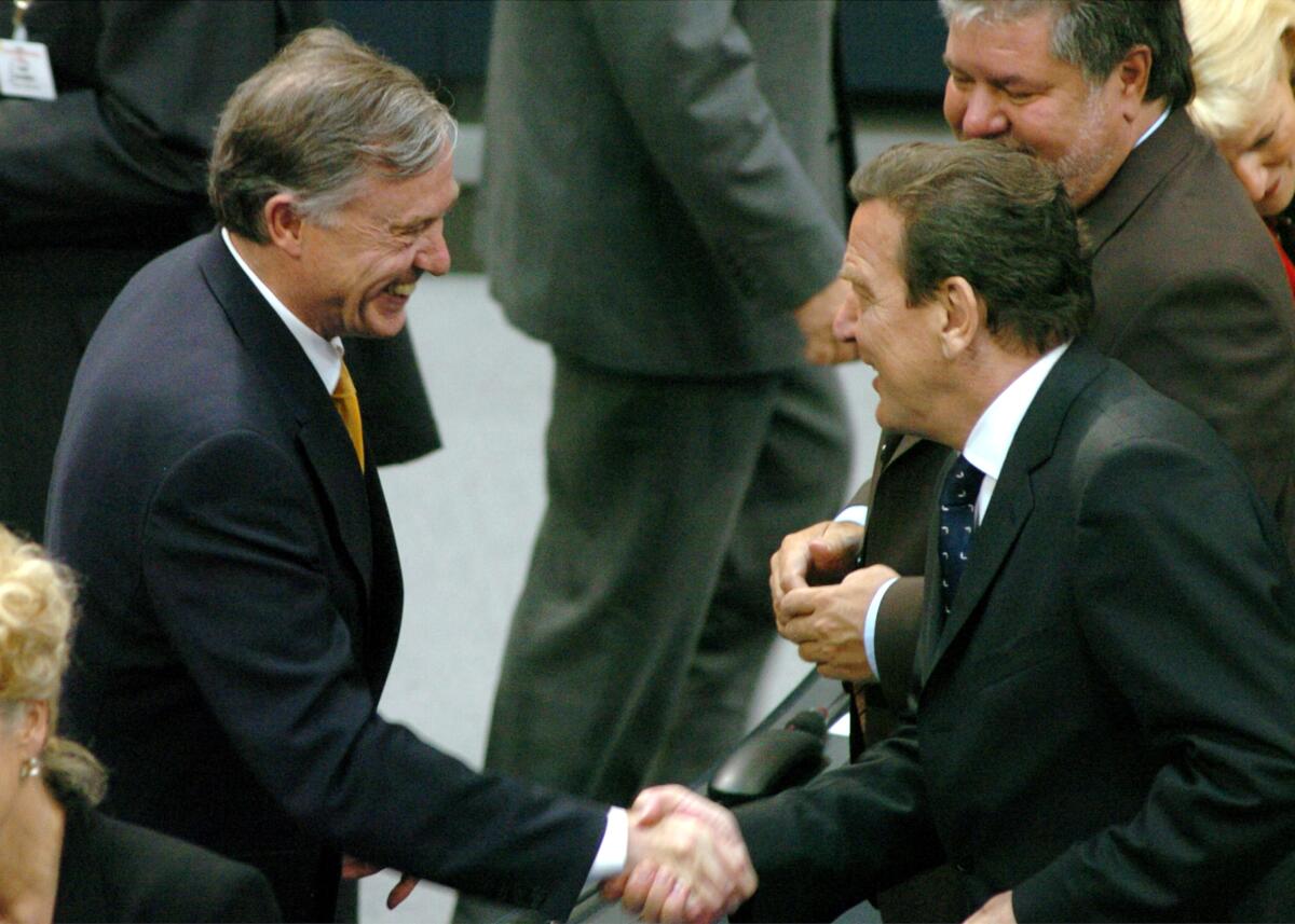 Köhler, Horst; Schröder, Gerhard Bundesversammlung zur Wahl des Bundespräsidenten am 23.05.2004 im Reichstagsgebäude. Bundeskanzler Gerhard Schröder, SPD, rechts, begrüsst den Kandidaten der CDU/CSU, Horst Köhler, links