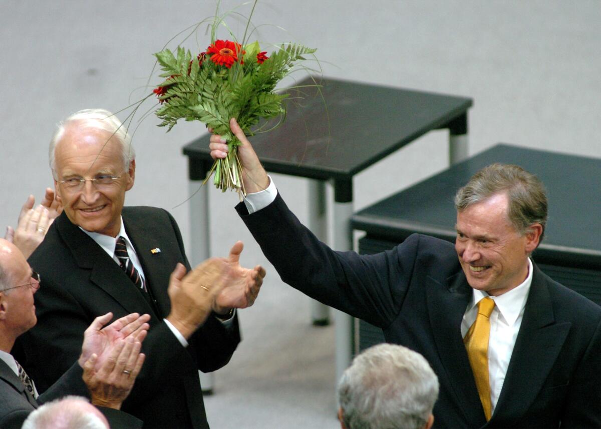 Köhler, Horst; Stoiber, Edmund Bundesversammlung zur Wahl des Bundespräsidenten am 23.05.2004 im Reichstagsgebäude. Der neu gewählte Bundespräsident Horst Köhler, rechts, hier mit Edmund Stoiber, CSU, Ministerpräsident Bayern, links