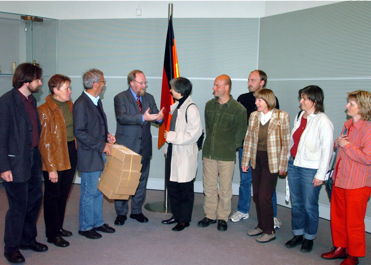 Thierse, Wolfgang Bundestagspräsident Wolfgang Thierse, SPD, nimmt Unterschriften der Aktionsgemeinschaft "Freier Himmel e.V." für eine zivile Nutzung der Kyritz-Ruppiner Heide entgegen.; Bombodrom, Truppenübungsplatz, Bundeswehr.