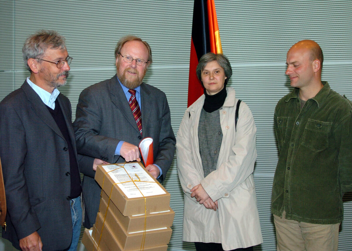 Thierse, Wolfgang Bundestagspräsident Wolfgang Thierse, SPD, nimmt Unterschriften der Aktionsgemeinschaft "Freier Himmel e.V." für eine zivile Nutzung der Kyritz-Ruppiner Heide entgegen.; Bombodrom, Truppenübungsplatz, Bundeswehr.