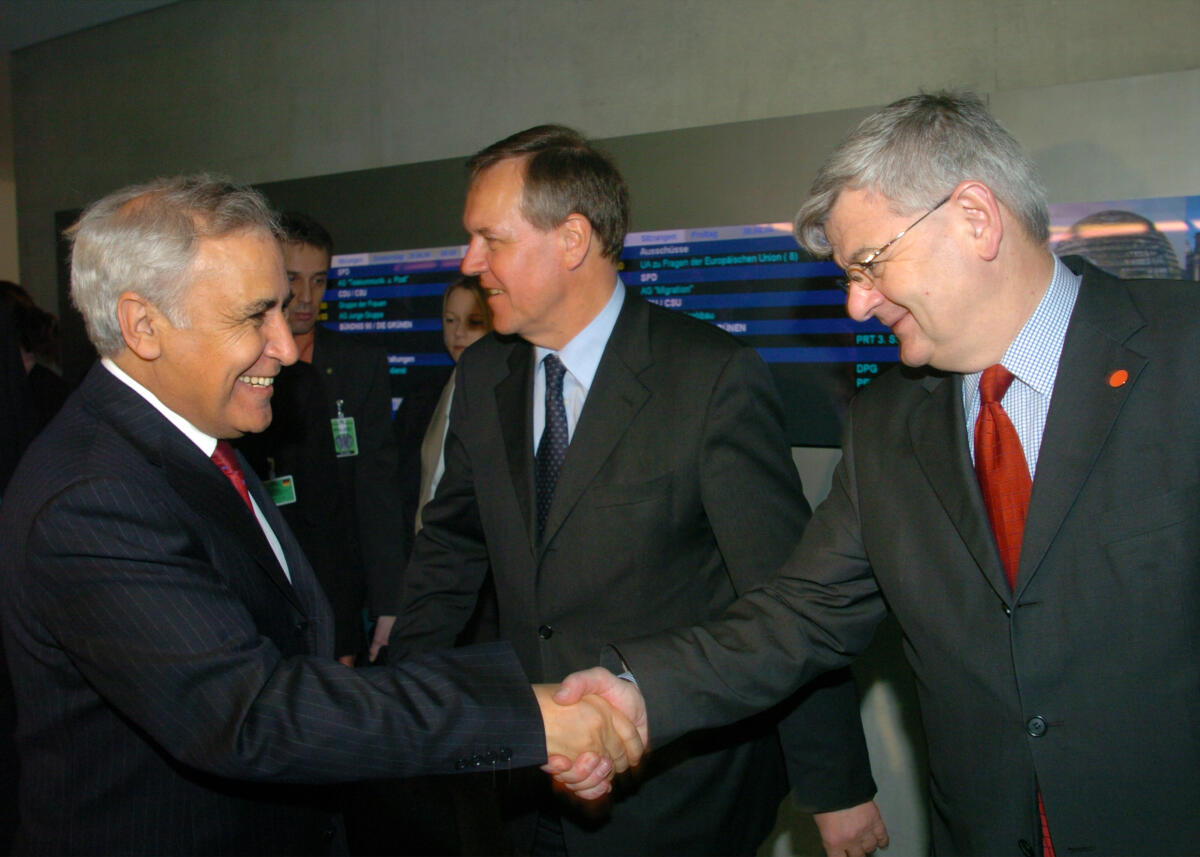 Fischer, Joseph; Rühe, Volker; Katsav, Moshe Der Vorsitzende des Auswärtigen Ausschuss, Volker Rühe, CDU/CSU, mitte, begrüßt den israelischen Staatspräsidenten Moshe Katsav, links. Gast im Ausschuss ist auch der Bundesaussenminister Joseph Fischer, Bündnis90/Die Grünen, rechts, Begrüßung, shake hand, empfangen, Aussenminister, Minister des Auswärtigen