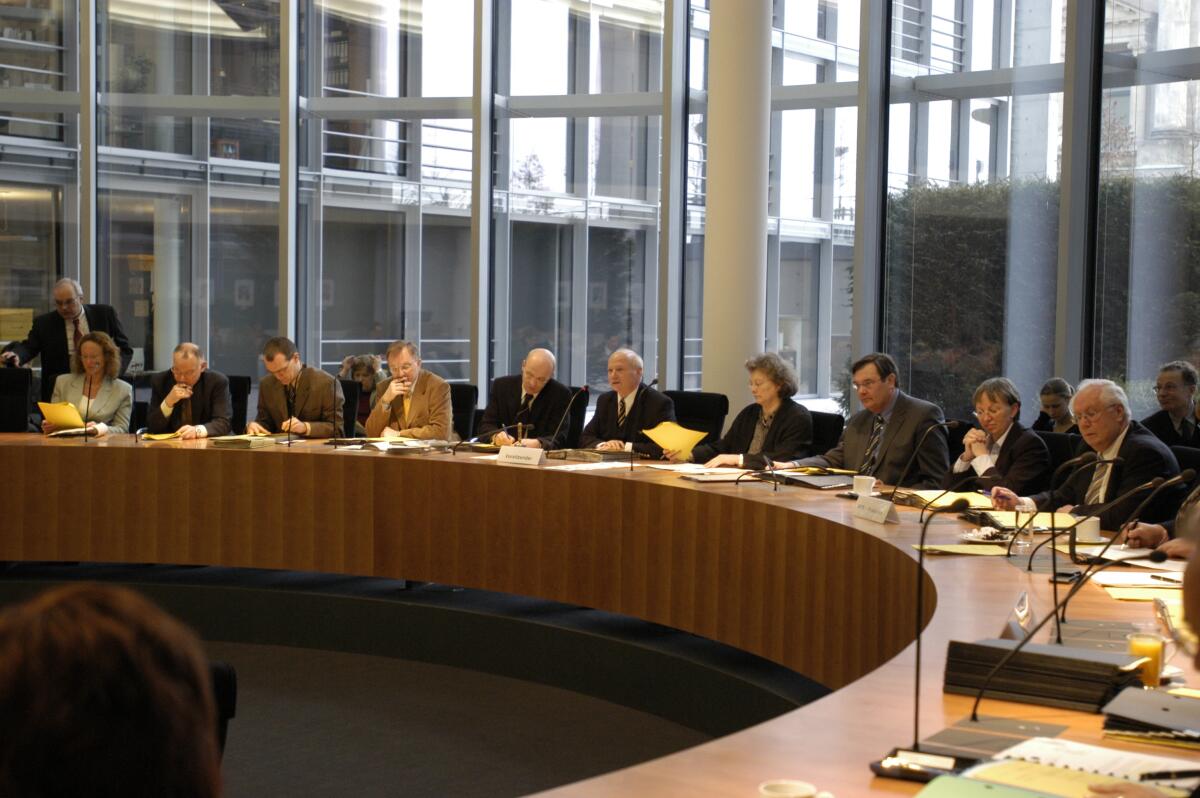 Pfeiffer, Gerlinde; Fischer, Paul; Finger, Wolfgang; Rakenius, Gerhard; Guttmacher, Karlheinz; Ruppert, Eugenie; Lösekrug-Möller, Gabriele; Hagemann, Klaus Von links: Gerlinde Pfeiffer, Paul Fischer, Klaus Braun, Leiter Sekretariat Petitionsausschuss Wolfgang Finger, Leiter Unterabteilung Petitionen und Eingaben Dr. Gerhard Rakenius, der FDP-Abgeordnete und Vorsitzende des Ausschusses Dr. Karlheinz Guttmacher, Leiterin Referat -Pet4- Eugenie Ruppert und Leiter Referat -Pet2- Reinhard Tegethoff, die SPD-Abgeordneten Gabriele Lösekrug-Möller, Obfrau und Klaus Hagemann, stellv. Vorsitzender des Ausschusses.; Bundestagsabgeordnete, MdB, Blick in den Sitzungssaal