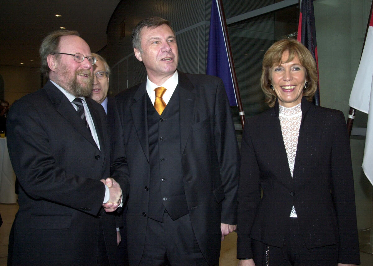 Gerhardt, Marianne; Thierse, Wolfgang; Gerhardt, Wolfgang Bundestagspräsident Wolfgang Thierse, SPD, gratuliert Dr. Wolfgang Gerhardt, Bundesfraktionsvorsitzender FDP, zum 60. Geburtstag während eines Empfanges in der Westlobby im Reichstag, rechts im Bild die Ehefrau Marianne Gerhardt