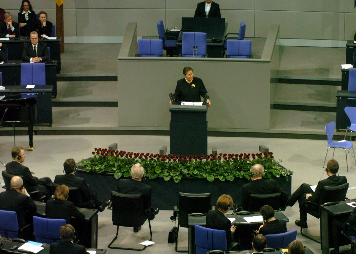 Althaus, Dieter; Veil, Simone; Thierse, Wolfgang; Schröder, Gerhard; Rau, Johannes; Papier, Hans-Jürgen Bundestagspräsident Wolfgang Thierse, SPD, Bundespräsident Johannes Rau, Bundeskanzler Gerhard Schröder, Präsident des Verfassungsgerichtes Hans-Jürgen Papier, Bundesratspräsident Dieter Althaus und Simone Veil während  der Gedenkstunde im Plenarsaal des Reichstages.; Frau Veil hält im Plenarsaal im Reichstag die Rede zum Tag des Gedenkens an die Opfer des Nationalsozialismus.; Rede, Gedenken