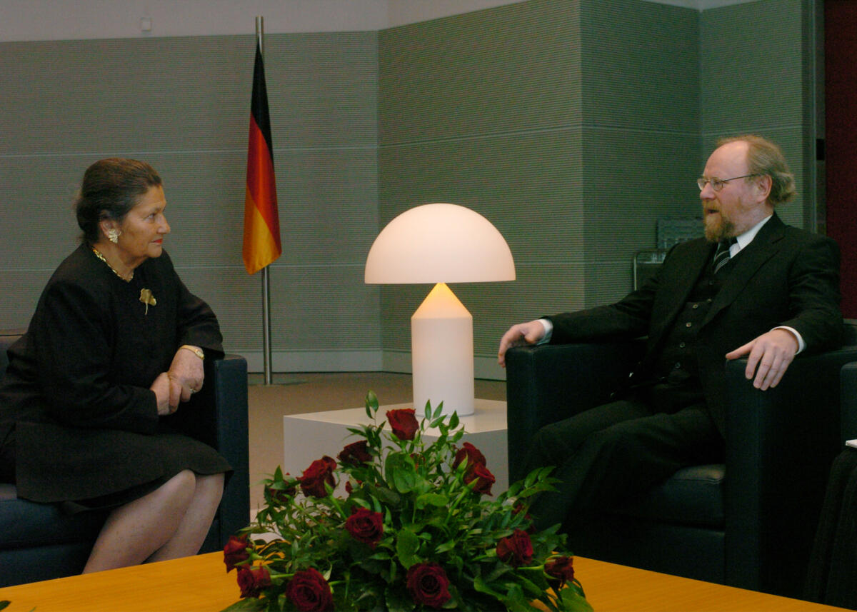 Thierse, Wolfgang; Veil, Simone Bundestagspräsident Wolfgang Thierse, SPD, empfängt Simone Veil zu einem Gespräch. Frau Veil hält im Plenarsaal im Reichstag die Rede zum Tag des Gedenkens an die Opfer des Nationalsozialismus.