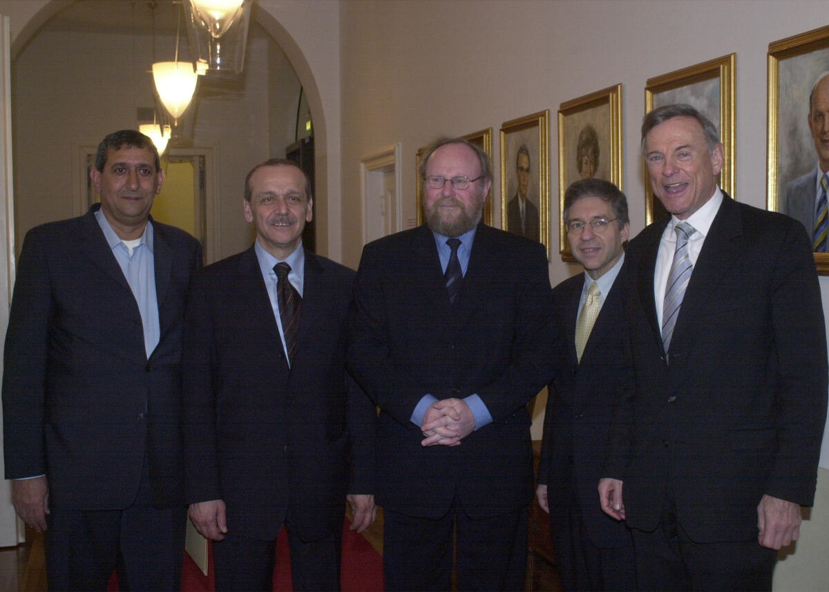 Beilin, Yossi; Thierse, Wolfgang; Rabbo, Yasser Abbed; Primor, Avi Bundestagspräsident Wolfgang Thierse, SPD, empfängt eine Delegation der Genfer Initiative in der Parlamentarischen Gesellschaft. Diese besteht aus Israelis und Palästinensern, rechts der ehemalige Botschafter von Israel in Deutschland, Avi Primor.