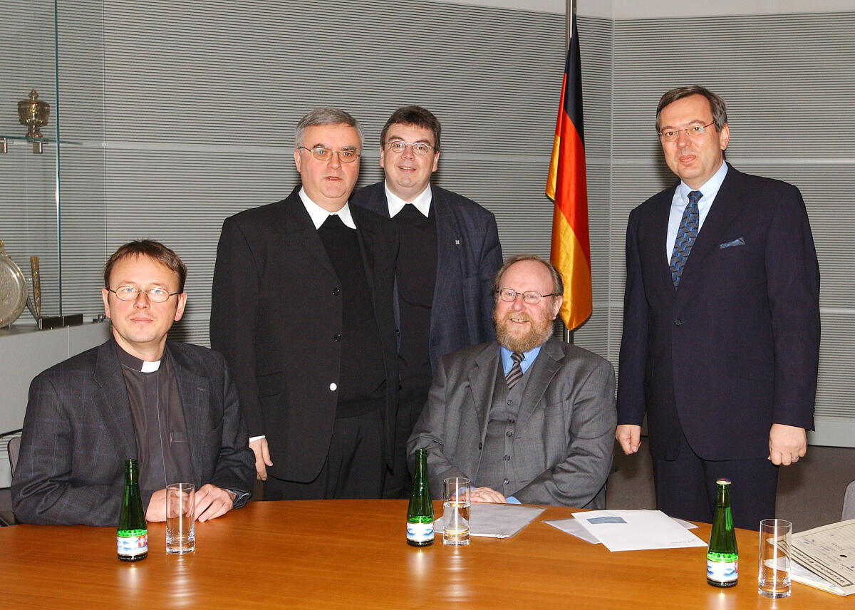 Thierse, Wolfgang; Jüsten, Karl; Austen, Georg; Johanns, Hermann-Josef; Koch, Heiner Gespräch mit den Verantwortlichen für die Organisation des XX. Weltjugendtags 2005 in Deutschland. An dem Treffen haben teilgenommen:  v.li. Prälat Dr. Karl Jüsten, Leiter des Katholischen Büros in Berlin; Prälat Dr. Heiner Koch, Generalsekretär des Weltjugendtags; Pfarrer Georg Austen, Sekretär des Weltjugendtags;  Bundestagspräsident Wolfang Thierse; Hermann-Josef Johanns, Geschäftsführer der Weltjugendtag GmbH.