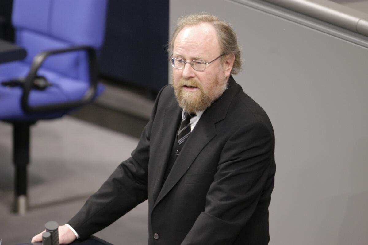 Thierse, Wolfgang Gedenkstunde des Deutschen Bundestages: "Tag des Gedenkens an die Opfer des Nationalsozialismus"; Ansprache des Präsidenten des Deutschen Bundestages hält: Wolfgang Thierse, SPD, Bundestagspräsident, am Rednerpult.; Abgeordneter, MdB, Rede, Redner, redend, Pult, Geste, Gestik