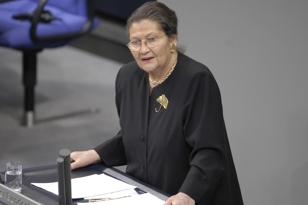 Veil, Simone Gedenkstunde des Deutschen Bundestages :; "Tag des Gedenkens an die Opfer des Nationalsozialismus"; Die Gedenkrede hält die ehmalige Präsidentin des Europäischen Parlaments, Simone Veil.; Rednerpult, Rede, Redner, redend, Pult, Geste, Gestik