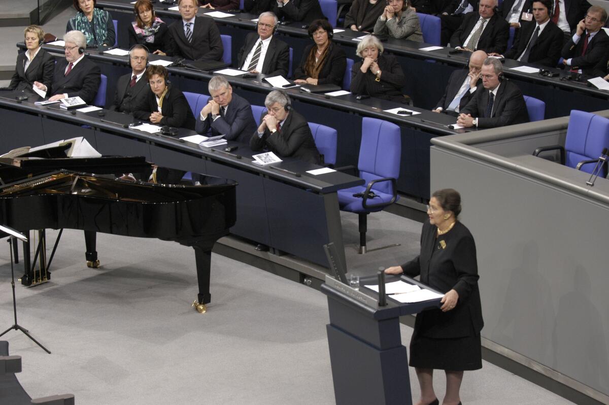 Gedenkstunde des Deutschen Bundestages :; "Tag des Gedenkens an die Opfer des Nationalsozialismus"; Die ehmalige Präsidentin des Europäischen Parlaments, Simone Veil, hält die Gedenrede, im Hintergrud, die Regierungsbank mit den Bundesministern.; Rednerpult, Rede Redner, redend, Geste, Gestik Veil, Simone Gedenkstunde des Deutschen Bundestages :; "Tag des Gedenkens an die Opfer des Nationalsozialismus"; Die ehmalige Präsidentin des Europäischen Parlaments, Simone Veil, hält die Gedenrede, im Hintergrud, die Regierungsbank mit den Bundesministern.; Rednerpult, Rede Redner, redend, Geste, Gestik