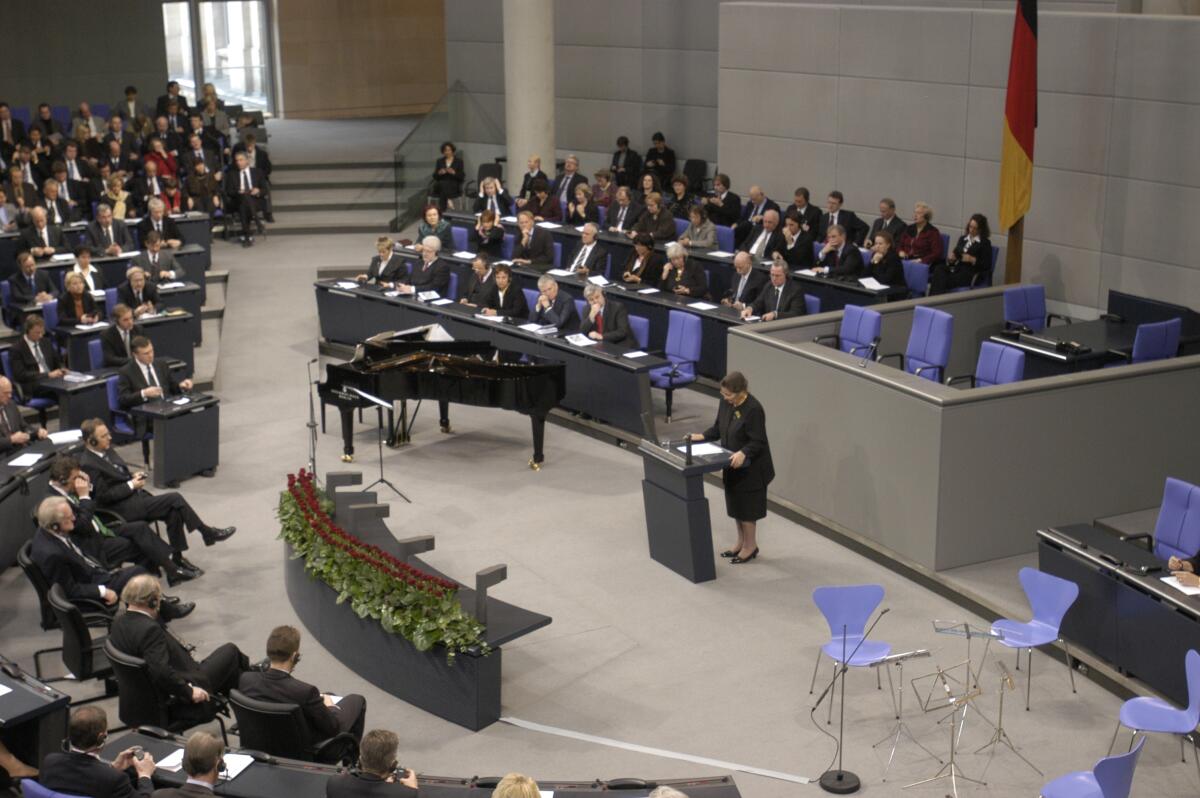 Gedenkstunde des Deutschen Bundestages :; "Tag des Gedenkens an die Opfer des Nationalsozialismus"; Die ehmalige Präsidentin des Europäischen Parlaments, Simone Veil, (re.), hält die Gedenrede, am Rednerpult.; Blick in den Plenarsaal, Übersicht, Rede, Redner, redend, Geste, Gestik, Regierungsbank Gedenkstunde des Deutschen Bundestages :; "Tag des Gedenkens an die Opfer des Nationalsozialismus"; Die ehmalige Präsidentin des Europäischen Parlaments, Simone Veil, (re.), hält die Gedenrede, am Rednerpult.; Blick in den Plenarsaal, Übersicht, Rede, Redner, redend, Geste, Gestik, Regierungsbank