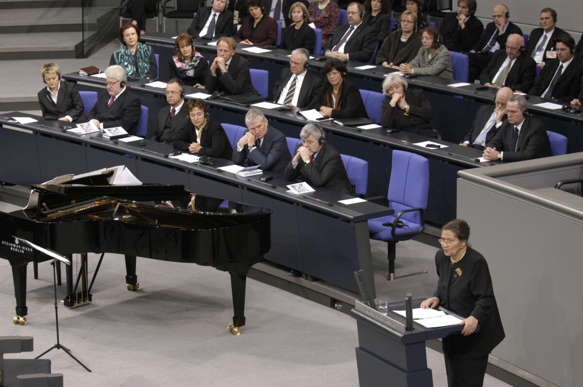 Gedenkstunde des Deutschen Bundestages :; "Tag des Gedenkens an die Opfer des Nationalsozialismus"; Die ehmalige Präsidentin des Europäischen Parlaments, Simone Veil, hält die Gedenrede, im Hintergrud, die Regierungsbank mit den Bundesministern.; Rednerpult, Rede Redner, redend, Geste, Gestik Veil, Simone Gedenkstunde des Deutschen Bundestages :; "Tag des Gedenkens an die Opfer des Nationalsozialismus"; Die ehmalige Präsidentin des Europäischen Parlaments, Simone Veil, hält die Gedenrede, im Hintergrud, die Regierungsbank mit den Bundesministern.; Rednerpult, Rede Redner, redend, Geste, Gestik