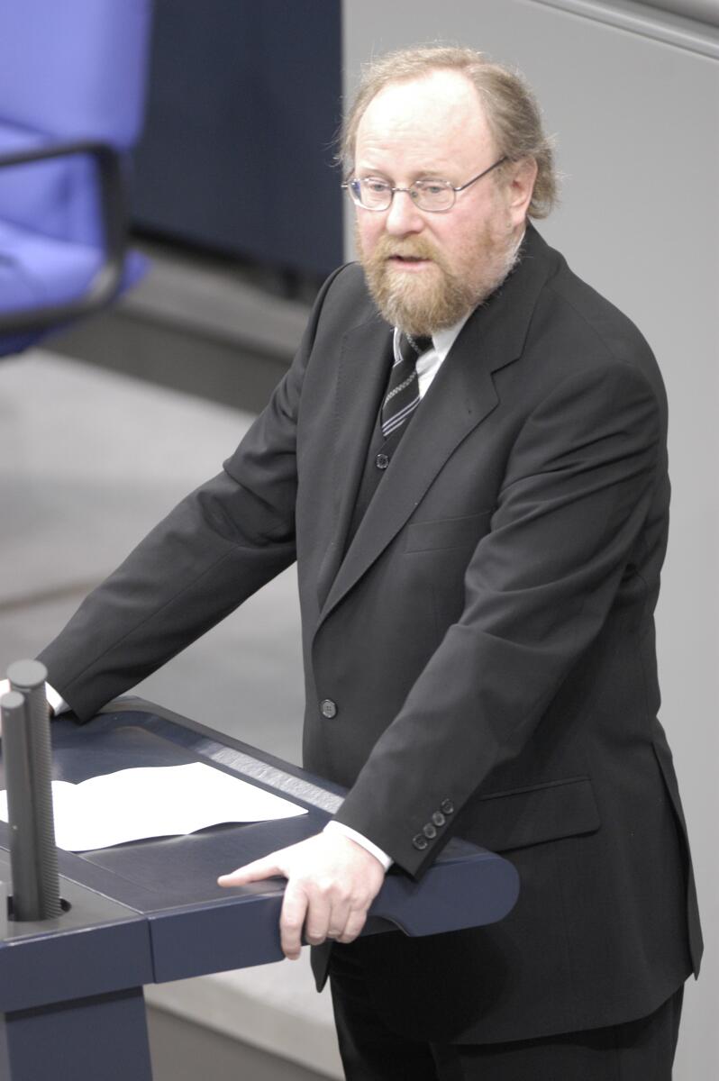 Thierse, Wolfgang Gedenkstunde des Deutschen Bundestages: "Tag des Gedenkens an die Opfer des Nationalsozialismus"; Ansprache des Präsidenten des Deutschen Bundestages hält: Wolfgang Thierse, SPD, Bundestagspräsident, am Rednerpult.; Abgeordneter, MdB, Rede, Redner, redend, Pult, Geste, Gestik