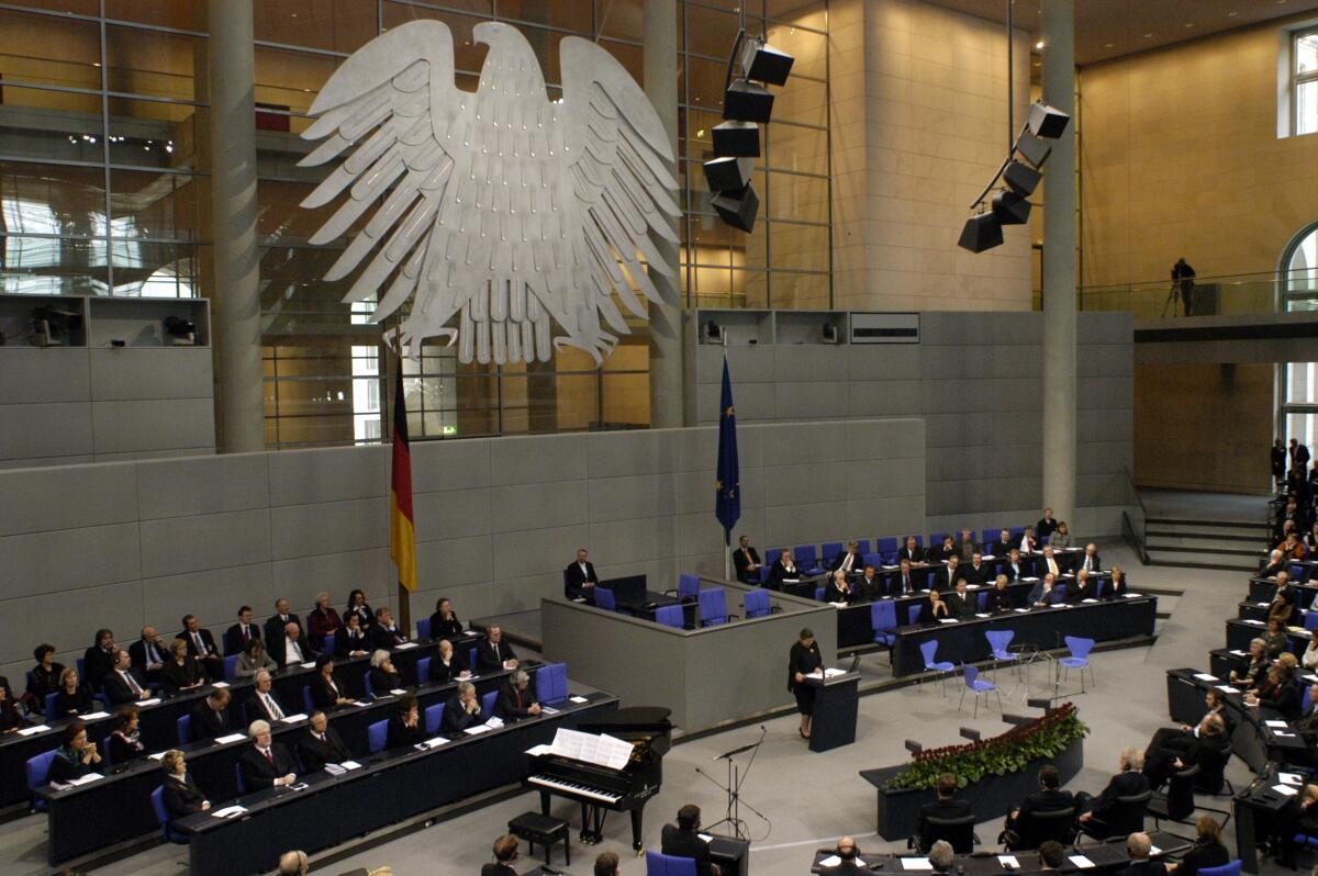 Gedenkstunde des Deutschen Bundestages: "Tag des Gedenkens an die Opfer des Nationalsozialismus"; Blick in den Plenarsaal. Übersicht, Regierungsbank, Bundesratsbank, Am Rednerpult Simone Veil, Abgeordneter, MdB, Rede, Redner, redend, Pult, Geste, Gestik Gedenkstunde des Deutschen Bundestages: "Tag des Gedenkens an die Opfer des Nationalsozialismus"; Blick in den Plenarsaal. Übersicht, Regierungsbank, Bundesratsbank, Am Rednerpult Simone Veil, Abgeordneter, MdB, Rede, Redner, redend, Pult, Geste, Gestik