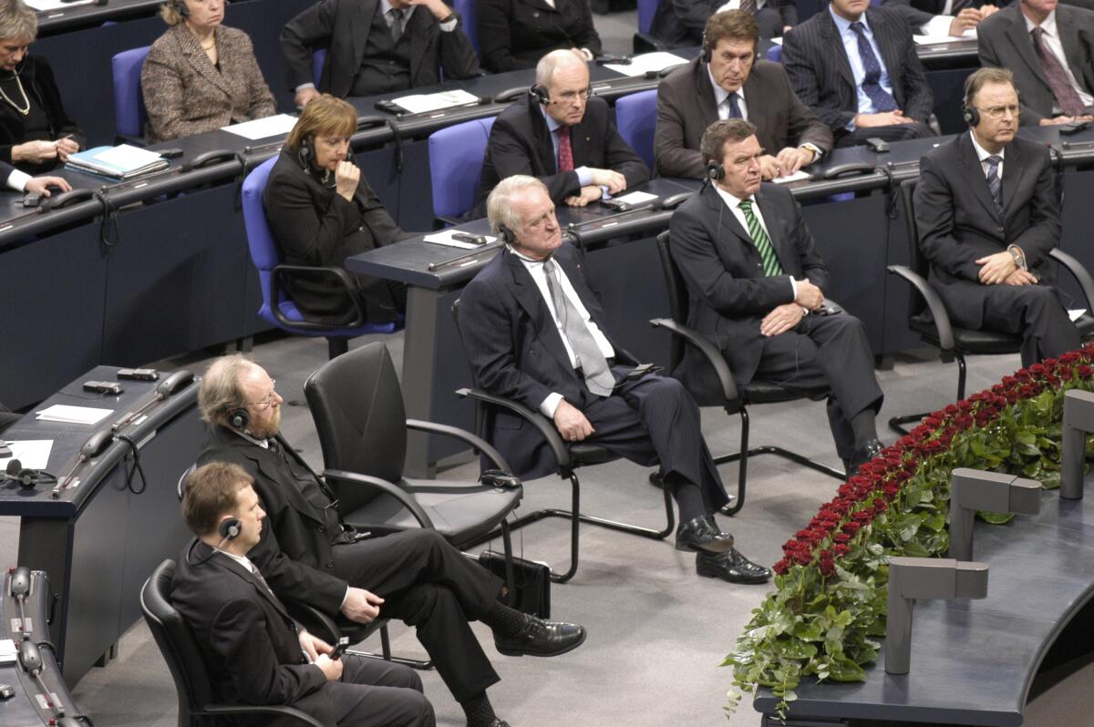 Althaus, Dieter; Thierse, Wolfgang; Rau, Johannes; Schröder, Gerhard; Papier, Hans-Jürgen Gedenkstunde des Deutschen Bundestages: "Tag des Gedenkens an die Opfer des Nationalsozialismus"; Von links nach rechts:; Bundesratspräsident Dieter Althaus, Bundestagspräsident Wolfgang Thierse, SPD, Bundespräsident Johannes Rau, SPD, Bundeskanzler Gerhard Schröder, SPD und Präsident des Bundesverfassungsgerichtes Hans-Jürgen Papier.; Die ehemalige Präsidentin des Europäischen Parlaments, Simone Veil, hält die Gedenkrede.