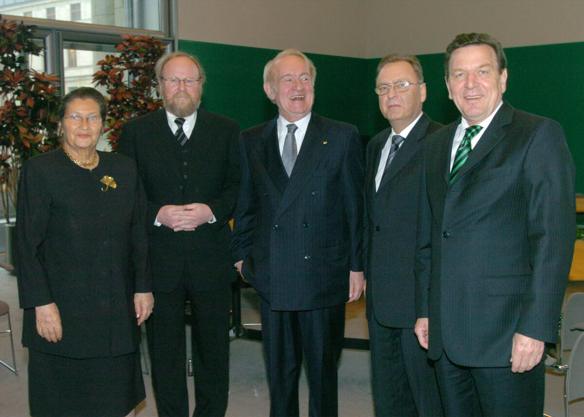 Papier, Hans-Jürgen; Veil, Simone; Thierse, Wolfgang; Schröder, Gerhard; Rau, Johannes Bundestagspräsident Wolfgang Thierse, SPD, trifft mit Bundeskanzler Gerhard Schröder, SPD, Bundespräsident Johannes Rau, SPD, und dem Präsidenten des Bundesverfassungsgerichtes Hans-Jürgen Papier, Simone Veil zu einem Gespräch. Frau Veil hält im Deutschen Bundestag die Rede zum Tag des Gedenkens an die Opfer des Nationalsozialismus.